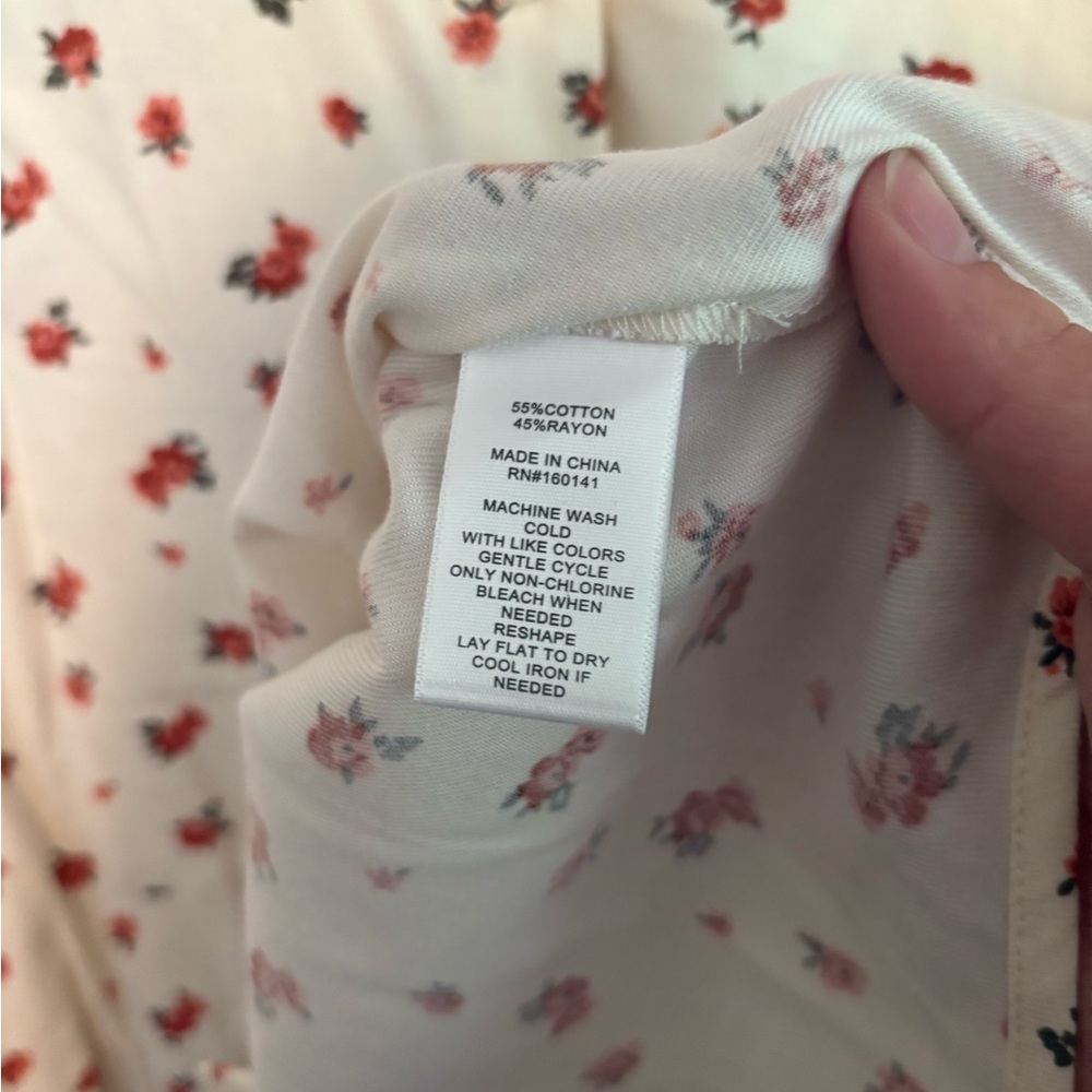Floral Button-Up Blouse - Picture 3 of 4